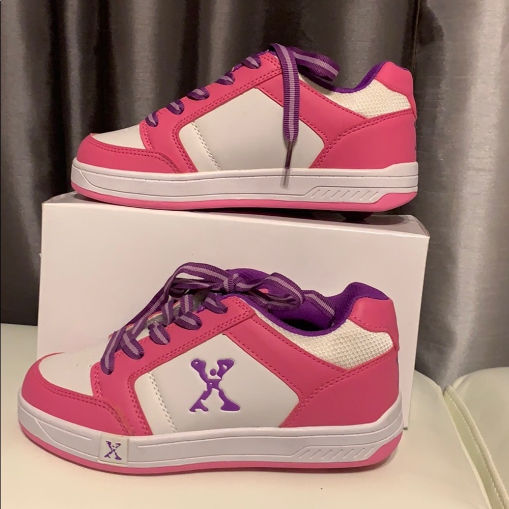 Sidewalksports skating shoes snickers.Size YTH 4.